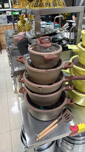 Casseroles marron 5 pièces 2 louches